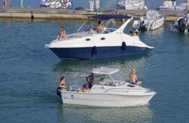 İtalya, Sicilya, Akdeniz, Marina di Ragusa; 17 Temmuz 2022, lüks bir yatta ve limandaki bir motorlu teknede - EDITORIAL