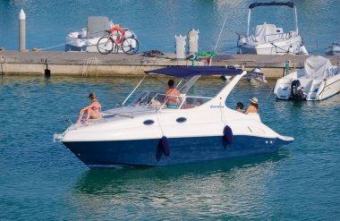 İtalya, Sicilya, Akdeniz, Marina di Ragusa (Ragusa Eyaleti); 17 Temmuz 2022, limanda lüks bir yatta insanlar - EDITORIAL