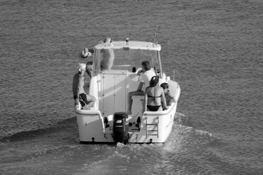 İtalya, Sicilya, Akdeniz, Marina di Ragusa (Ragusa Eyaleti); 17 Temmuz 2022, limandaki bir motorlu tekne - EDITORIAL