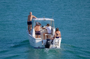 İtalya, Sicilya, Akdeniz, Marina di Ragusa (Ragusa Eyaleti); 17 Temmuz 2022, limandaki bir motorlu tekne - EDITORIAL