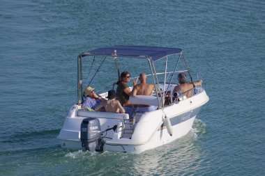 İtalya, Sicilya, Akdeniz, Marina di Ragusa (Ragusa Eyaleti); 17 Temmuz 2022, limandaki bir motorlu tekne - EDITORIAL