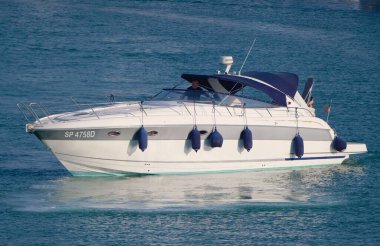 İtalya, Sicilya, Akdeniz, Marina di Ragusa (Ragusa Eyaleti); 17 Temmuz 2022, limanda lüks bir yatta insanlar - EDITORIAL