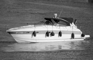 İtalya, Sicilya, Akdeniz, Marina di Ragusa (Ragusa Eyaleti); 17 Temmuz 2022, limanda lüks bir yatta insanlar - EDITORIAL