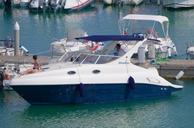 İtalya, Sicilya, Akdeniz, Marina di Ragusa (Ragusa Eyaleti); 21 Temmuz 2022, limanda lüks bir yatta insanlar - EDITORIAL