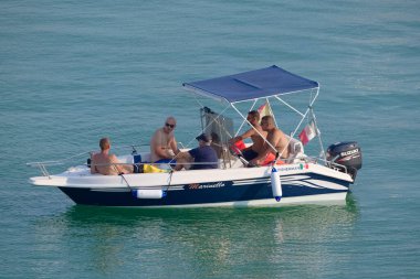 İtalya, Sicilya, Akdeniz, Marina di Ragusa (Ragusa Eyaleti); 21 Temmuz 2022, limandaki bir motorlu tekne - EDITORIAL