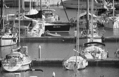 İtalya, Sicilya, Akdeniz, Marina di Ragusa (Ragusa ili); 22 Temmuz 2022, limanda lüks yatlar - EDITORIAL