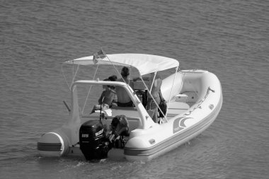 İtalya, Sicilya, Akdeniz, Marina di Ragusa (Ragusa Eyaleti); 23 Temmuz 2022, limandaki kauçuk bir teknede insanlar - EDITORIAL