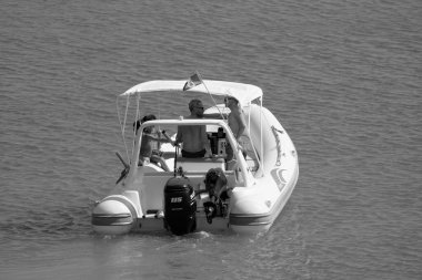 İtalya, Sicilya, Akdeniz, Marina di Ragusa (Ragusa Eyaleti); 23 Temmuz 2022, limandaki kauçuk bir teknede insanlar - EDITORIAL