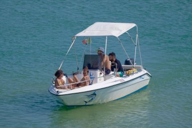 İtalya, Sicilya, Akdeniz, Marina di Ragusa (Ragusa Eyaleti); 23 Temmuz 2022, limandaki bir motorlu tekne - EDITORIAL