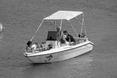 İtalya, Sicilya, Akdeniz, Marina di Ragusa (Ragusa Eyaleti); 23 Temmuz 2022, limandaki bir motorlu tekne - EDITORIAL