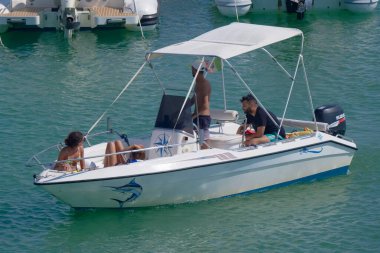 İtalya, Sicilya, Akdeniz, Marina di Ragusa (Ragusa Eyaleti); 23 Temmuz 2022, limandaki bir motorlu tekne - EDITORIAL