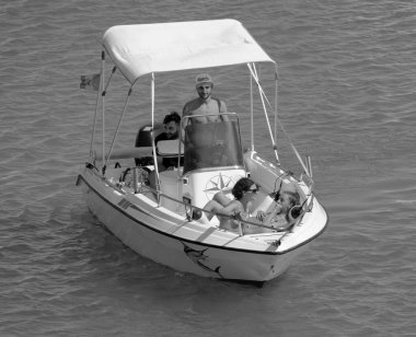 İtalya, Sicilya, Akdeniz, Marina di Ragusa (Ragusa Eyaleti); 23 Temmuz 2022, limandaki bir motorlu tekne - EDITORIAL