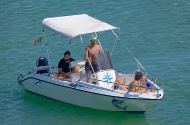 İtalya, Sicilya, Akdeniz, Marina di Ragusa (Ragusa Eyaleti); 23 Temmuz 2022, limandaki bir motorlu tekne - EDITORIAL