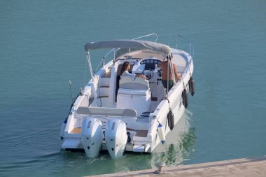 İtalya, Sicilya, Akdeniz, Marina di Ragusa (Ragusa ili); 24 Temmuz 2022, limanda lüks bir yatta çift - EDITORIAL