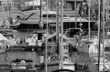 İtalya, Sicilya, Akdeniz, Marina di Ragusa (Ragusa ili); 28 Temmuz 2022, limanda lüks yatlar - EDITORIAL