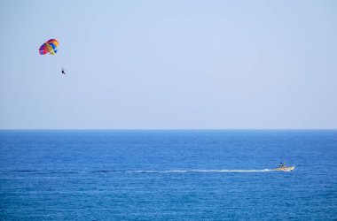 İtalya, Sicilya, Akdeniz, Marina di Ragusa (Ragusa Eyaleti); 29 Temmuz 2022, kıyılar açıklarında paraşütle atlayan insanlar - EDITORIAL