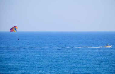 İtalya, Sicilya, Akdeniz, Marina di Ragusa (Ragusa Eyaleti); 29 Temmuz 2022, kıyılar açıklarında paraşütle atlayan insanlar - EDITORIAL