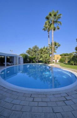 İtalya, Sicilya, Ragusa Eyaleti, kırsal kesim; 29 Temmuz 2022, zarif özel ev, yüzme havuzu ve bahçe manzarası - EDITORIAL