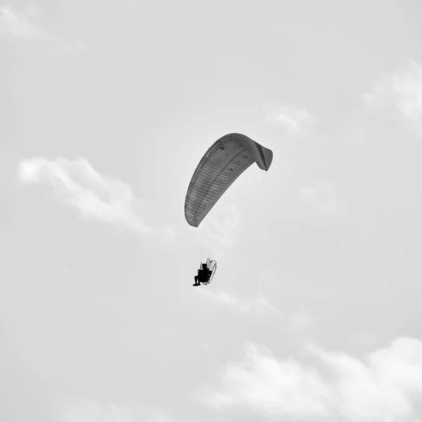 Italy Sicily Man Flying Powered Paraglider — Fotografia de Stock