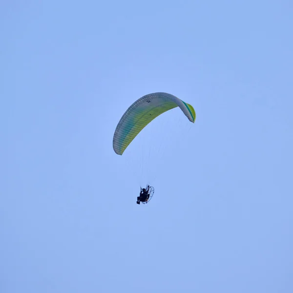 Italy Sicily Man Flying Powered Paraglider — Photo