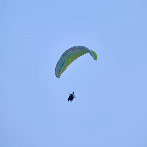 Italy Sicily Man Flying Powered Paraglider — Fotografia de Stock