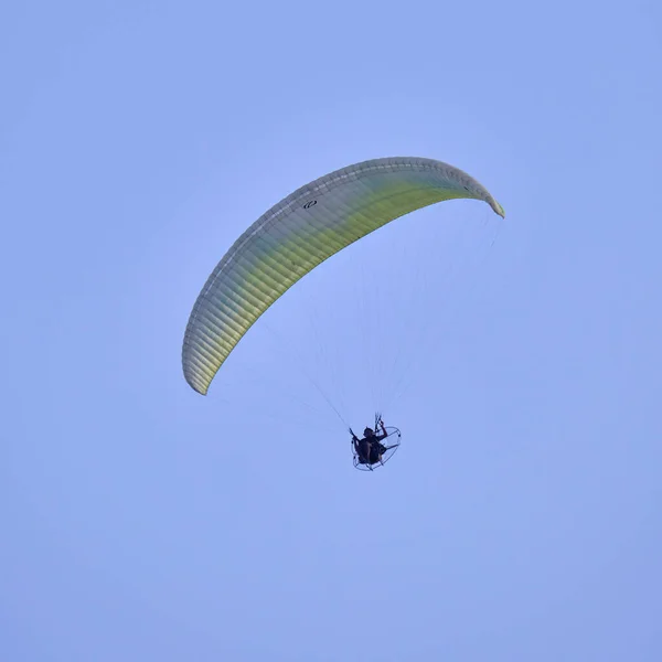 Italy Sicily Man Flying Powered Paraglider — Stock Photo, Image