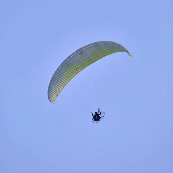 Italy Sicily Man Flying Powered Paraglider — Fotografia de Stock