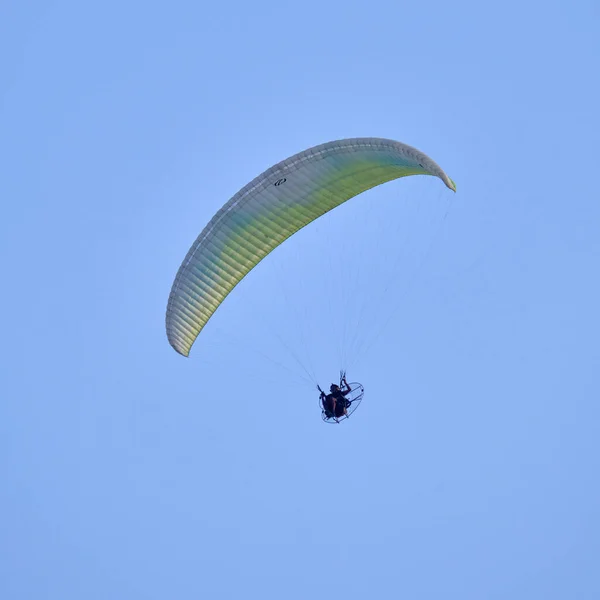 Italy Sicily Man Flying Powered Paraglider — Stock Photo, Image