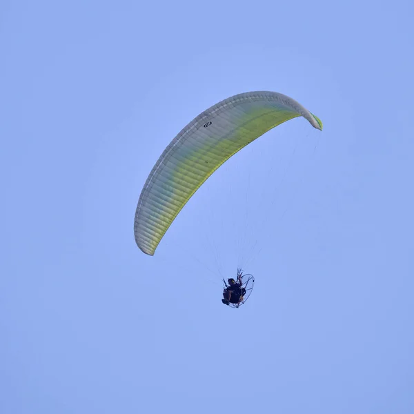 Italy Sicily Man Flying Powered Paraglider — Stock Photo, Image