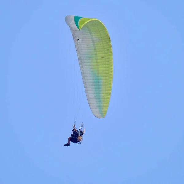 Italy Sicily Man Flying Powered Paraglider — Zdjęcie stockowe