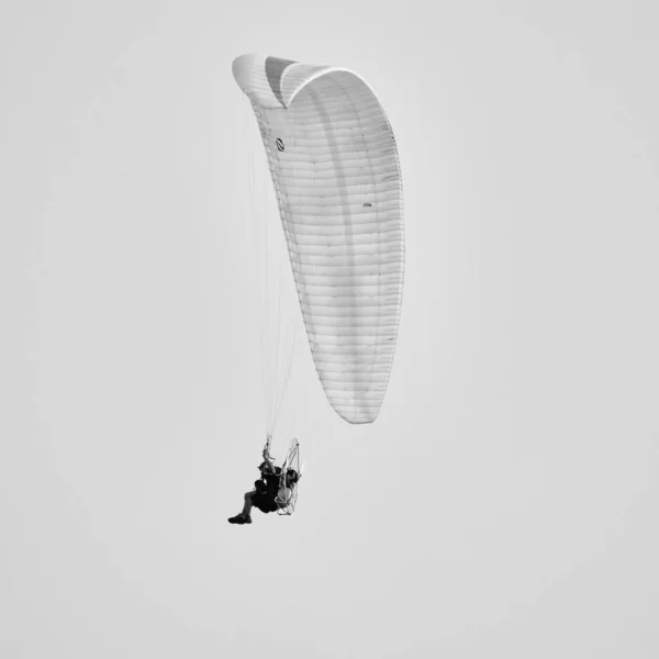 Италия Сицилия Человек Летящий Параплане Двигателем — стоковое фото