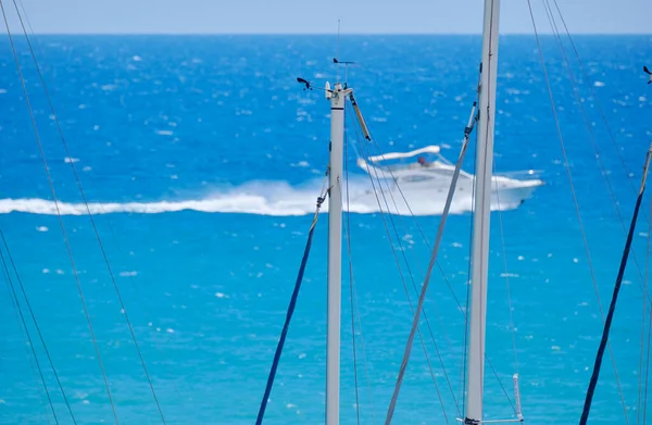 意大利 Siciliy 地中海 滨海迪沙 帆船桅杆在港口和一个大型豪华游艇在后台 — 图库照片