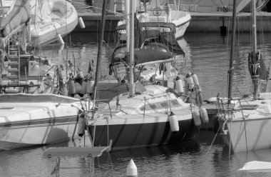 İtalya, Sicilya, Akdeniz, Marina di Ragusa (Ragusa ili); 9 Eylül 2022, limanda lüks yatlar - EDITORIAL