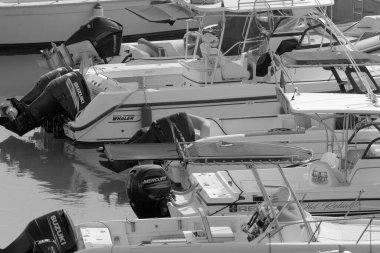 İtalya, Sicilya, Akdeniz, Marina di Ragusa (Ragusa Eyaleti); 9 Eylül 2022, limanda motorlu tekneler ve lüks yatlar - EDITORIAL