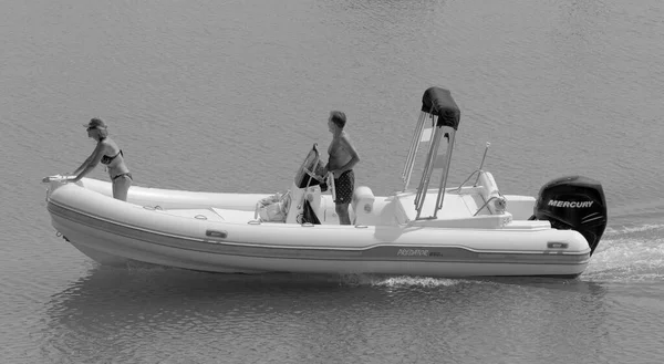 イタリア シチリア島 地中海 マリーナ ラグーザ ラグーザ州 9月2022 ゴムボートと港の豪華ヨットのカップル Editorial — ストック写真
