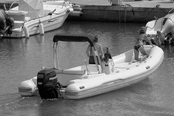 イタリア シチリア島 地中海 マリーナ ラグーザ ラグーザ州 9月2022 ゴムボートと港の豪華ヨットのカップル Editorial — ストック写真