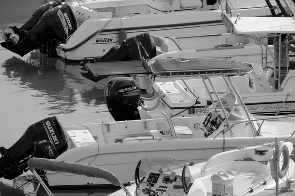 イタリア シチリア島 地中海 マリーナ ラグーザ ラグーザ州 9月2022 港のモーターボートや豪華ヨット Editiorial — ストック写真