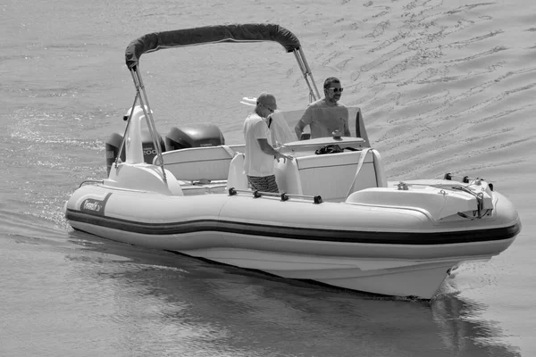 イタリア シチリア島 地中海 マリーナ ラグーザ ラグーザ州 9月2022 ポート内のゴムボート上の男性 Editorial — ストック写真