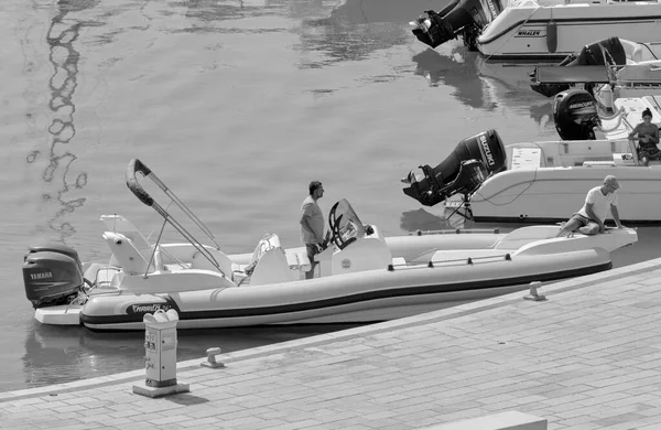意大利 西西里 地中海 拉古萨海 拉古萨省 2022年9月9日 港口一艘橡皮船上的男子 Editorial — 图库照片
