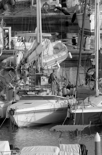Italien Sicilien Medelhavet Marina Ragusa Ragusaprovinsen September 2022 Människor Motorbåtar — Stockfoto