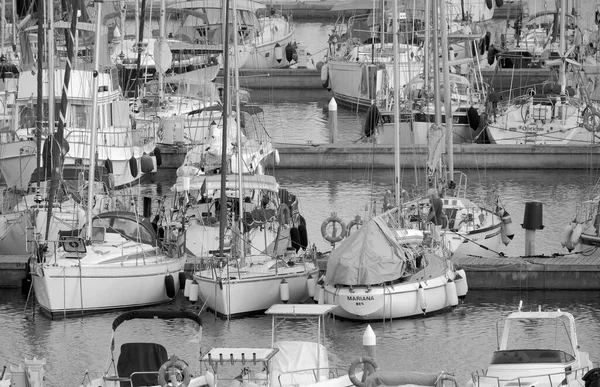意大利 西西里 地中海 拉古萨海 拉古萨省 2022年9月9日 日落时港口的人员 汽艇和豪华游艇 Editorial — 图库照片