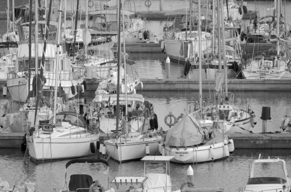 イタリア シチリア島 地中海 マリーナ ラグーザ ラグーザ州 9月2022 日没時に港のモーターボートや豪華ヨット Editorial — ストック写真