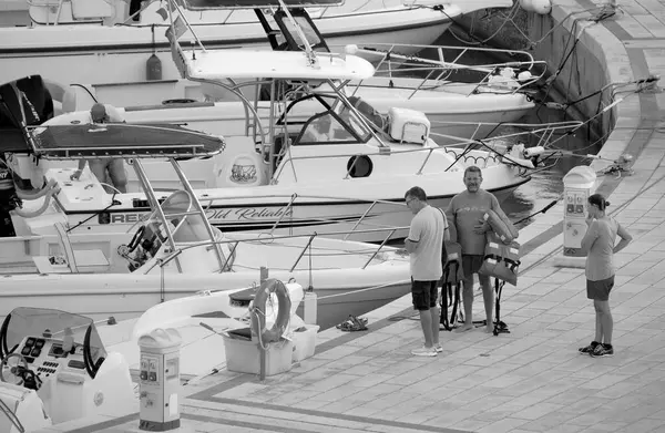 イタリア シチリア島 地中海 マリーナ ラグーザ ラグーザ州 9月2022 日没時に港の人々 モーターボートや豪華ヨット Editorial — ストック写真