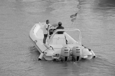 İtalya, Sicilya, Akdeniz, Marina di Ragusa (Ragusa Eyaleti); 10 Eylül 2022, limanda büyük bir kauçuk teknede erkekler - EDITORIAL