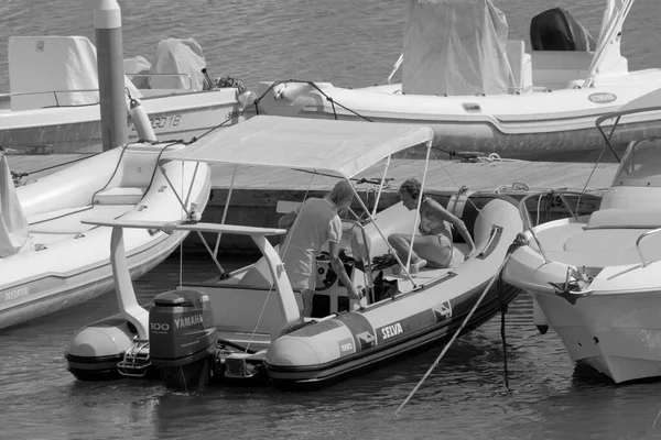 イタリア シチリア島 地中海 マリーナ ラグーザ ラグーザ州 9月2022 ポート内のゴムボート上のカップル Editiorial — ストック写真