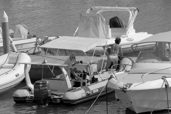 イタリア シチリア島 地中海 マリーナ ラグーザ ラグーザ州 9月2022 ポート内のゴムボート上のカップル Editiorial — ストック写真