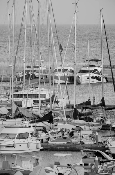 イタリア シチリア島 地中海 マリーナ ラグーザ ラグーザ州 9月2022 夕日の港で豪華なヨット Editorial — ストック写真