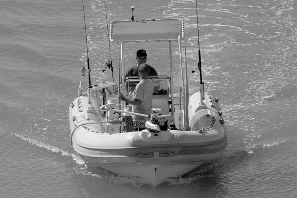 意大利 西西里 地中海 拉古萨海 拉古萨省 2022年9月11日 港口一艘橡皮船上的体育渔民 Editorial — 图库照片