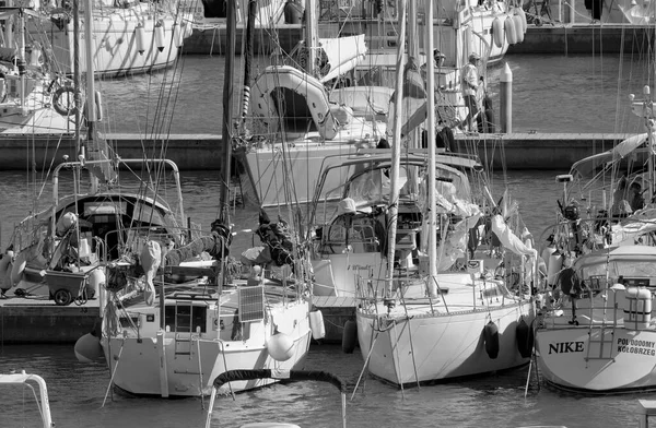 意大利 西西里 地中海 拉古萨港 拉古萨省 2022年9月11日 港口内的人员和豪华游艇 Editorial — 图库照片