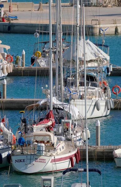 İtalya, Sicilya, Akdeniz, Marina di Ragusa (Ragusa ili); 11 Eylül 2022, limanda lüks yatlar - EDITORIAL